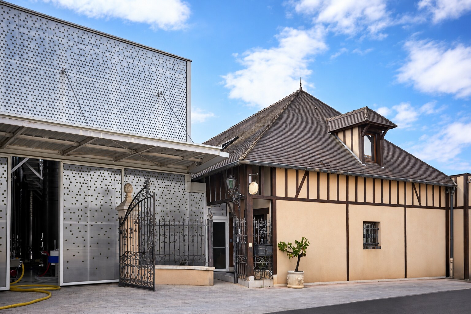 Le bâtiment de la Maison Charles Devalmont à Bethon